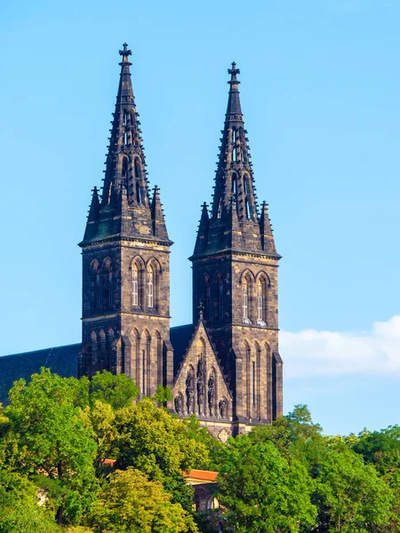 Två torn basilikan Sankt Petrus och Paulus i Vysehrad komplex, Prag, Tjeckien — Stockfoto