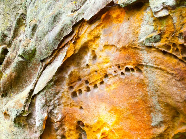 Struttura in arenaria con ornamenti colorati realizzati in ferro — Foto Stock