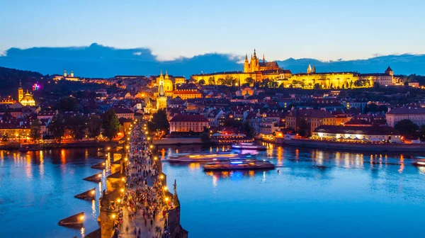 Praga panorama serale. Veduta aerea del Castello di Praga e del Ponte Carlo sul fiume Moldava dalla Torre del Ponte della Città Vecchia, Repubblica Ceca — Foto Stock