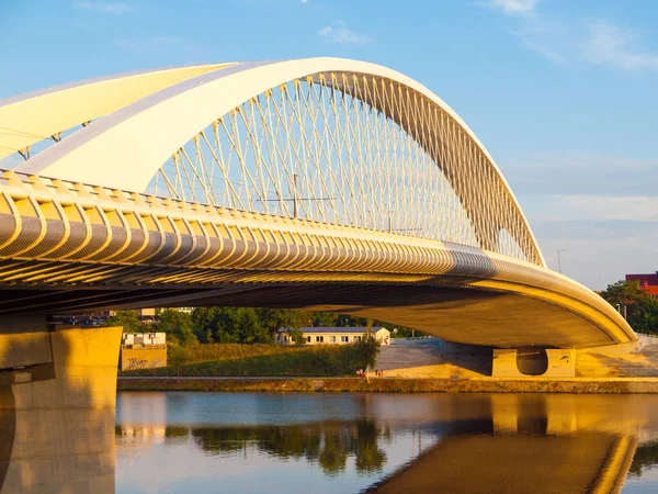 Ponte Troja nova e moderna sobre o rio Vltava em Holesovice, Praga, República Checa — Fotografia de Stock