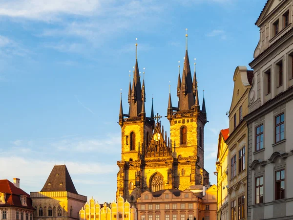 Kirche unserer Dame vor tyn. Blick vom Altstadtplatz, Prag, Tschechische Republik — Stockfoto