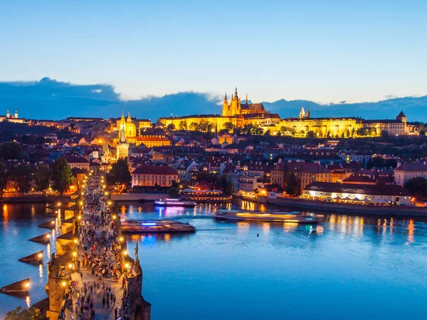 Castillo de Praga y Puente de Carlos por la noche —  Fotos de Stock