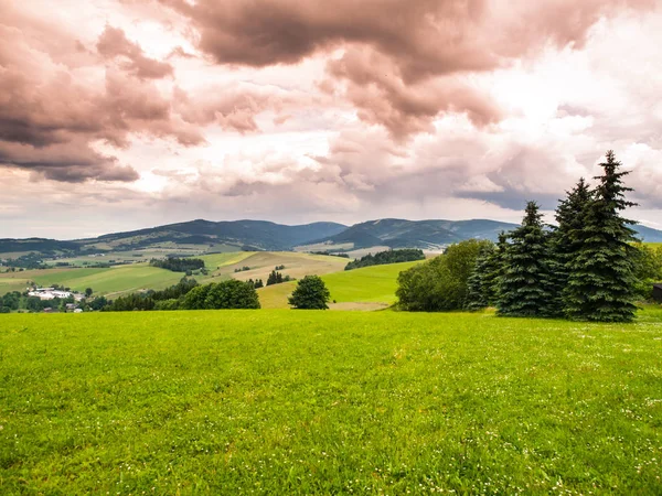 Paysage verdoyant vallonné de la région de Kralicky Sneznik avec des nuages orageux spectaculaires, République tchèque — Photo