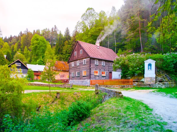 Antigua cabaña de madera tradicional con romántico con puente de piedra en el tiempo de la noche. Arquitectura rural checa — Foto de Stock