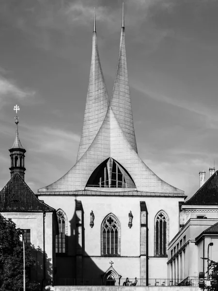 Emauzský klášter Na Slovanech, aka Emauzy, s dvěma moderních špičaté věže, Praha, Česká republika — Stock fotografie