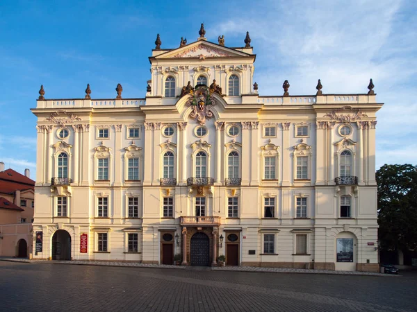 Palazzo Arcivescovile in Piazza Hradcany vicino al Castello di Praga, Praga, Repubblica Ceca — Foto Stock