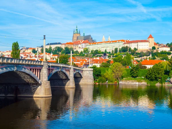 Prager Burg. Blick von der Mähnenbrücke in Prag, Tschechische Republik — Stockfoto