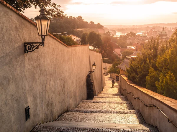 Gamla slottet trappor på Pragborgen. Medeltida trapphus med vintage lampor, Prag, Tjeckien — Stockfoto