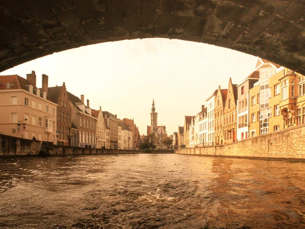 Poortersloge, auch bekannt als Burghers Lodge, am Spiegelrei-Kanal in Brügge, Belgien. — Stockfoto