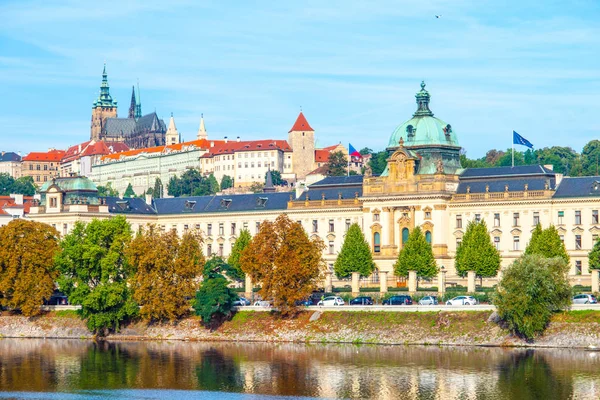 Prager panoramablick auf die prager burg und straka akademie - der regierungssitz der tschechischen republik — Stockfoto