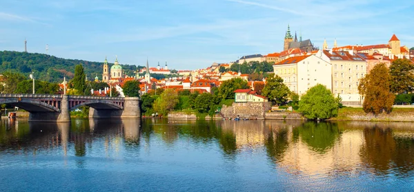 Castillo de Praga. Vista desde el Puente de Manes en Praga, República Checa — Foto de Stock