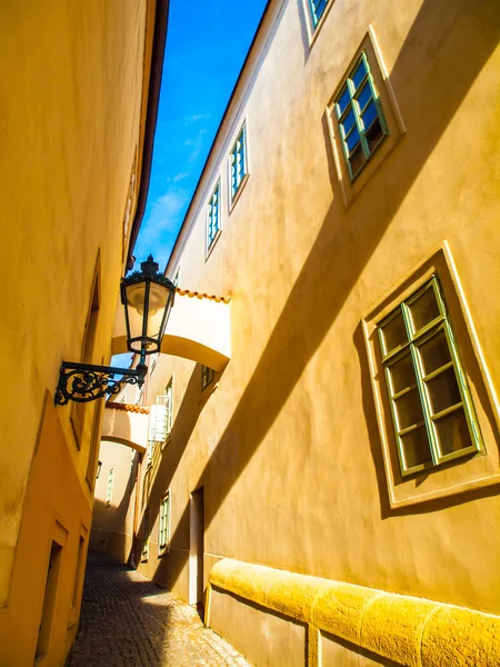 Cena de Praga da manhã. Sombras iluminadas e longas na parede com lâmpada de rua a gás, Thunovska Street, Lesser Town, Praga, República Checa — Fotografia de Stock