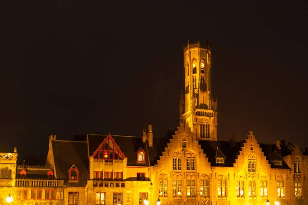 Torre Belfort, también conocida como campanario, de Brujas por la noche, Bélgica . —  Fotos de Stock