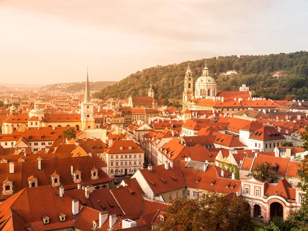 Mindere cityscape van de stad met de St. Nicholas Church, Prague, Tsjechië — Stockfoto