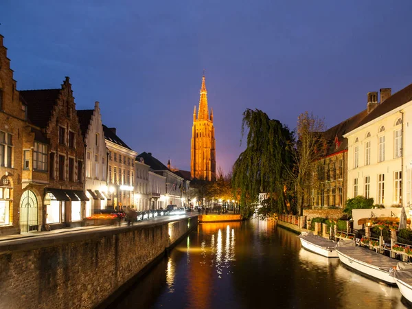 Iglesia de Nuestra Señora y canal de agua por la noche, Brujas, Bélgica —  Fotos de Stock