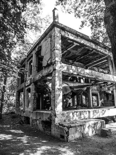 Westerplatte Yarımadası, gdansk, Polonya üzerinde harap kışla. — Stok fotoğraf