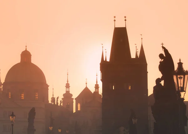 Zonsopgang boven de Karelsbrug en Old Town torens, Prague, Tsjechië — Stockfoto