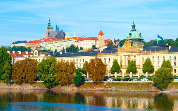 Prager panoramablick auf die prager burg und straka akademie - der regierungssitz der tschechischen republik — Stockfoto