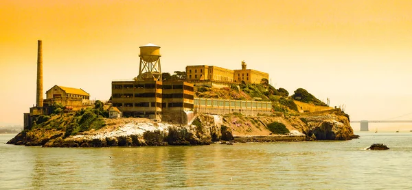 Île d'Alcatraz avec célèbre bâtiment pénitentiaire, San Francisco, États-Unis — Photo