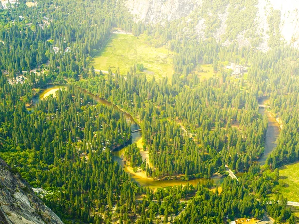 Widok z lotu ptaka rzeki Merced w Park Narodowy Yosemite, Kalifornia, Stany Zjednoczone Ameryki — Zdjęcie stockowe
