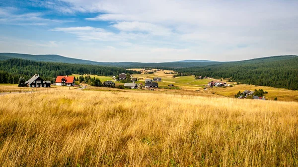 Village de montagne Jizerka dans les montagnes de Jizera en Bohême du Nord, République tchèque — Photo