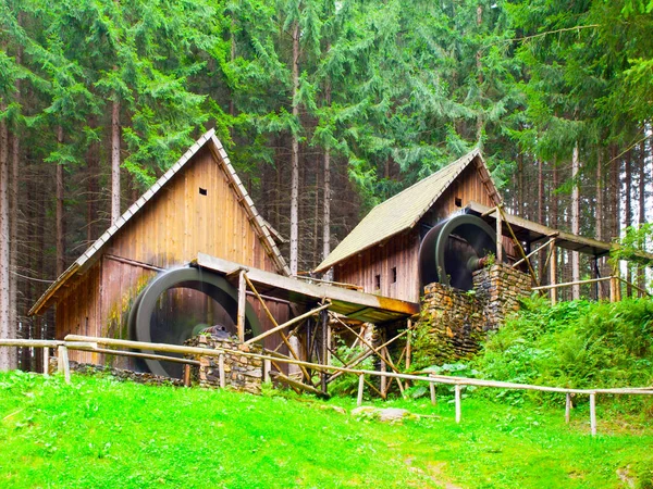 Molinos de mineral de oro. Molinos medievales de madera en Zlate Hory, República Checa — Foto de Stock
