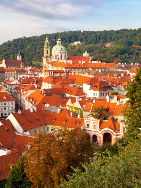 Lesser Town cityscape ile St Nicholas Kilisesi, Prague, Çek Cumhuriyeti — Stok fotoğraf