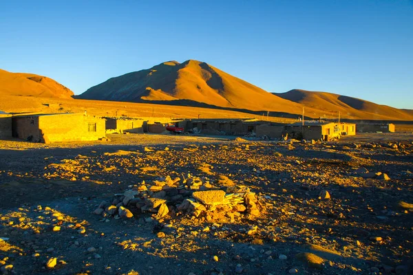 Paysage nocturne et immeubles d'hébergement à Laguna Colorada, région de l'Altiplano, Bolivie, Amérique du Sud — Photo