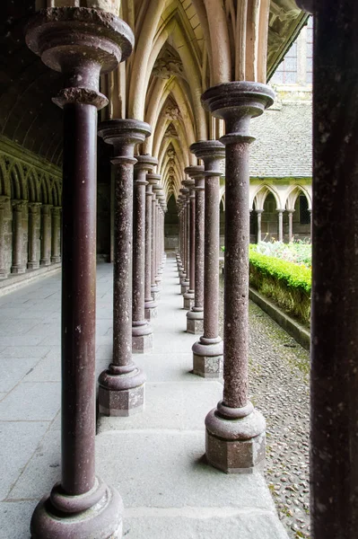 Medieval column cloister in Abbey of Mont-Saint-Michel, Normandy, France — Stock Photo, Image