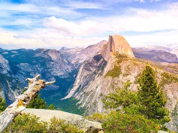 Park Narodowy Yosemite i pół kopuła, Kalifornia, Usa. — Zdjęcie stockowe