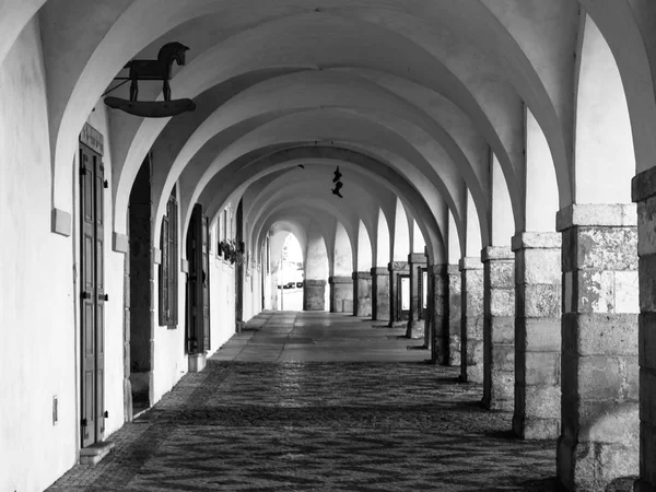 Vieille arcade historique dans la rue Loretanska près du château de Prague, Prague, République tchèque — Photo