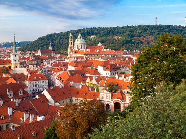 Mindere cityscape van de stad met de St. Nicholas Church, Prague, Tsjechië — Stockfoto