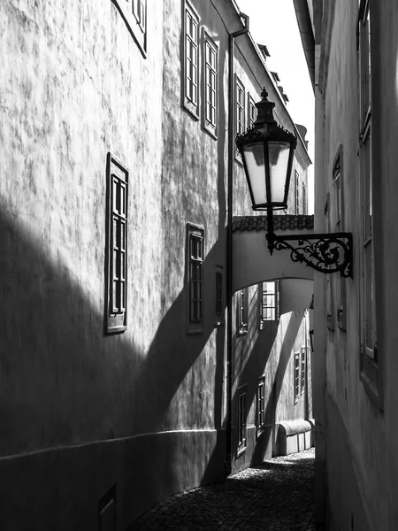 Scena mattutina a Praga. Luminose e lunghe ombre sul muro con lampione a gas, Thunovska Street, Lesser Town, Praga, Repubblica Ceca — Foto Stock