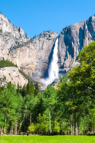 Caída del Alto Yosemite, la cascada más alta del Parque Nacional Yosemite, California, EE.UU. — Foto de Stock