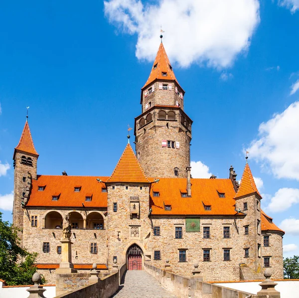 Romantyczny średniowieczny zamek Bouzov w Republice Czeskiej — Zdjęcie stockowe