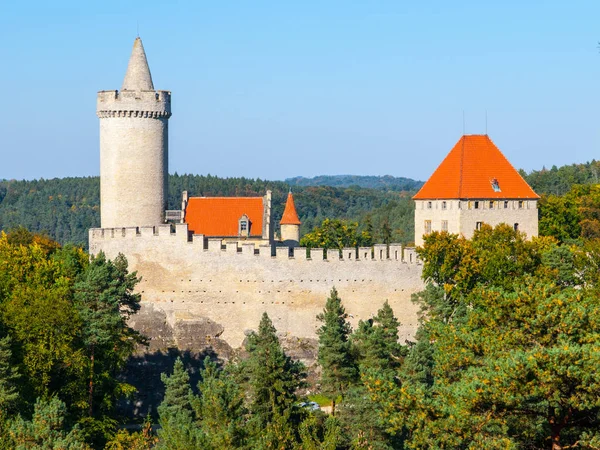 Castillo gótico medieval Kokorin, Kokorinsko área de paisaje protegida, República Checa — Foto de Stock