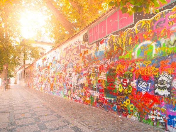 Prag, Tjeckien - 30 September 2017: Lennons vägg med färgglada spray målningar konst, Prag, Tjeckien — Stockfoto