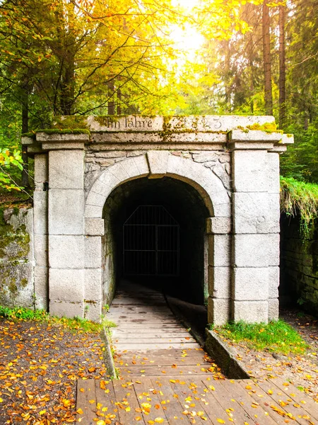 Lagere ingang tunnel van historische Schwarzenberg scheepvaart kanaal, Sumava Bergen, Tsjechië — Stockfoto