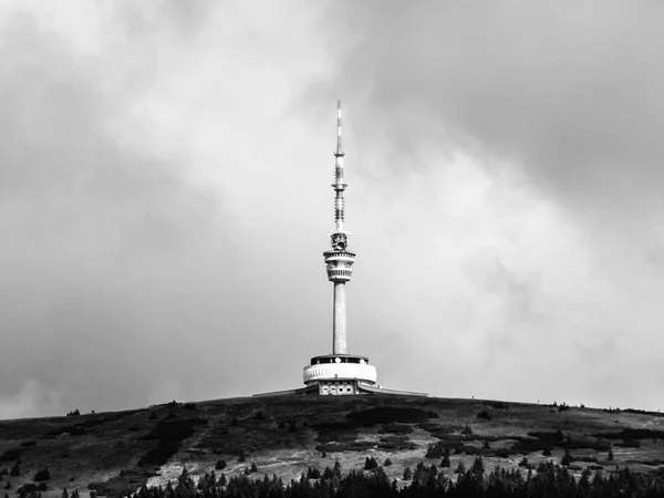 Nadajnik TV i widokowa wieża na szczycie Praded Mountain, Hruby Jesenik, Czechy — Zdjęcie stockowe