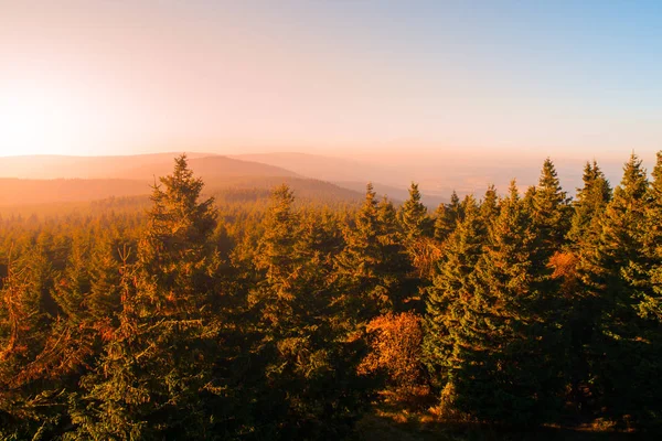 Herbstdunst beleuchtet von der Sonne über Berggipfeln, Adlergebirge, Orlicke hory, Tschechische Republik — Stockfoto