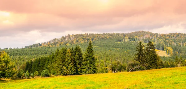 Stozec dağ sırtı üst üzerinde Stozec taşla. Orman manzara Sumava Mountains, Çek Cumhuriyeti — Stok fotoğraf