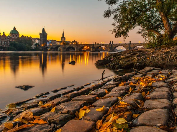 Ponte Carlo con la Torre del Ponte della Città Vecchia riflessa nel fiume Moldava all'alba del mattino, Praga, Repubblica Ceca — Foto Stock