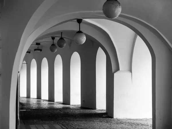 Alte historische Arkaden auf dem kleinen Platz in der Altstadt, Prag, Tschechische Republik — Stockfoto