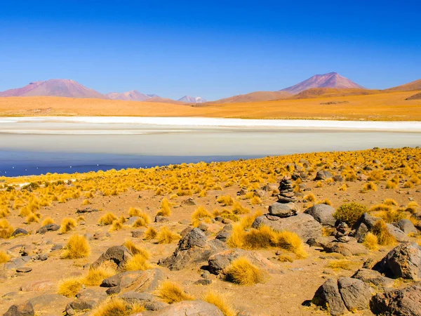Desolado desierto y paisaje montañoso del sur del Altiplano con laguna, Andes, Bolivia —  Fotos de Stock