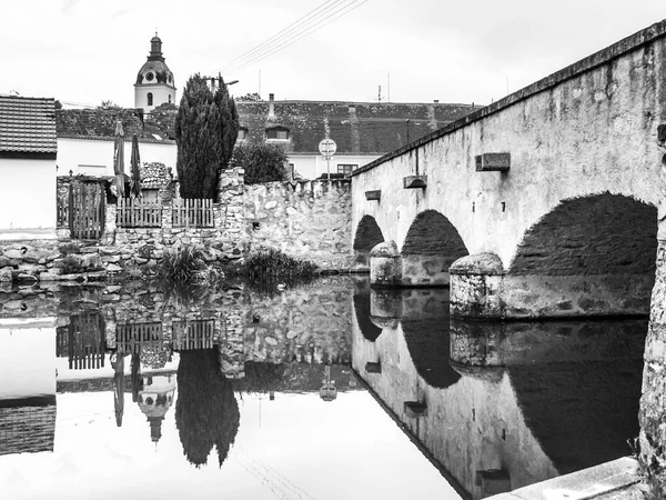 Puente de piedra viejo reflejado en aguas tranquilas, Putim, Bohemia del Sur, República Checa —  Fotos de Stock