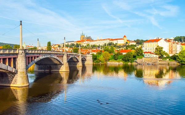 Prags slott. Visa från Manes Bridge i Prag, Tjeckien — Stockfoto