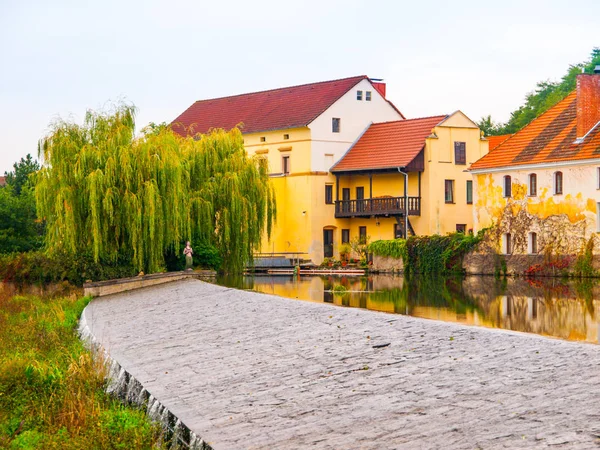 Vecchio mulino riflesso nell'acqua, Putim, Boemia meridionale, Repubblica Ceca — Foto Stock