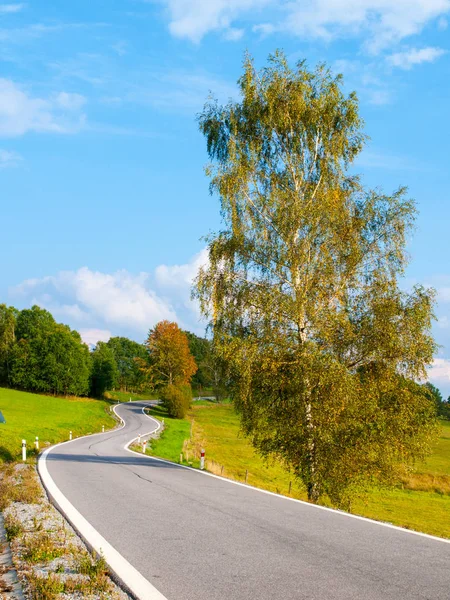 Slingrande asfaltvägen i landsbygdens landskap i Böhmerwald, Tjeckien — Stockfoto