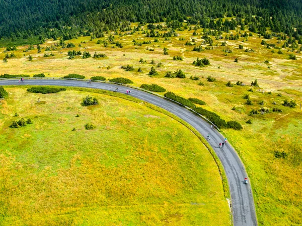 Flygfoto över asfalt bergsväg på Praded i Hruby Jesenik Montains, Tjeckien — Stockfoto