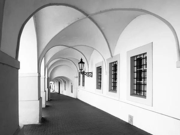 Старі історичні аркада в Loretanska вулиці біля Празького Граду, Прага, Чеська Республіка — стокове фото